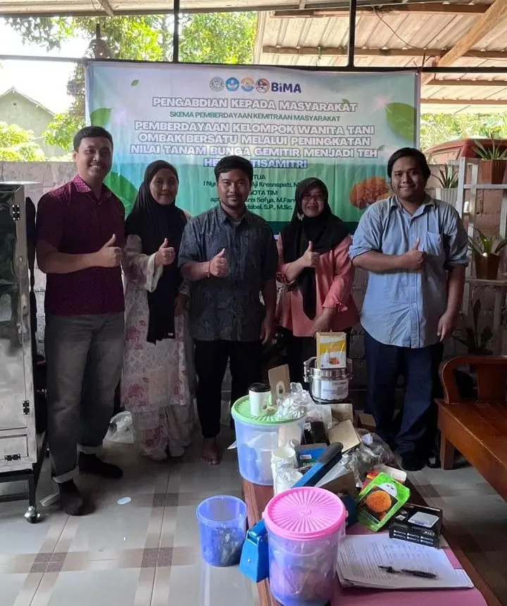 Tingkatkan Nilai Ekonomi Bunga Gemitir, Dosen Universitas Bumigora Serahkan Alat Produksi Teh Herbal di Desa Bon Jeruk