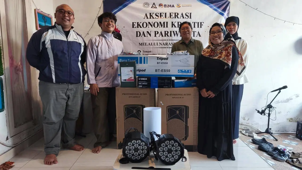 Dukung Ekonomi Kreatif, Tim Program PISN Serahkan Bantuan Peralatan Digital kepada Komunitas Acenta Pena