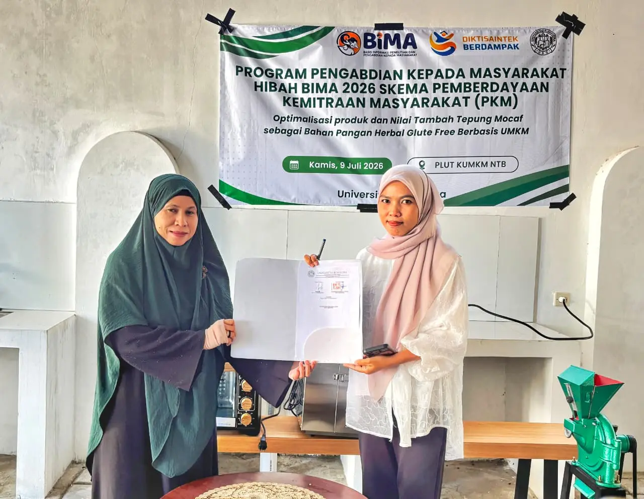 Dorong Produktivitas Olahan Singkong, Tim PKM Serahkan Bantuan Peralatan Produksi kepada UMKM UMa Pangaha