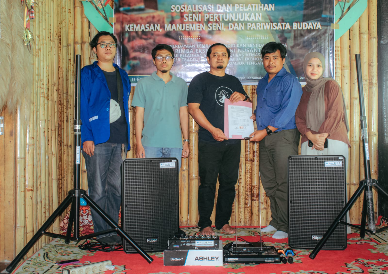 Perkuat Kapasitas Komunitas Seni, Tim Program PISN Serahkan Bantuan Peralatan Pertunjukan ke Sanggar Rimba Ekspresi
